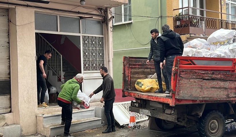 Deprem bölgesinde ağır hasarlı ilk evin yıkımına başlandı