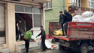 Deprem bölgesinde ağır hasarlı ilk evin yıkımına başlandı