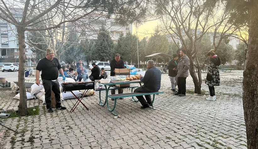 Deprem bölgesinde yardım çalışmalarına katıldı