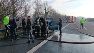 Deprem bölgesinden gelen ailenin aracı yandı