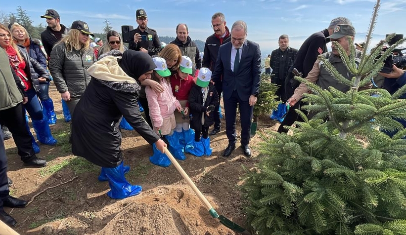 Deprem şehitleri anısına 3 bin 900 fidan toprakla buluştu
