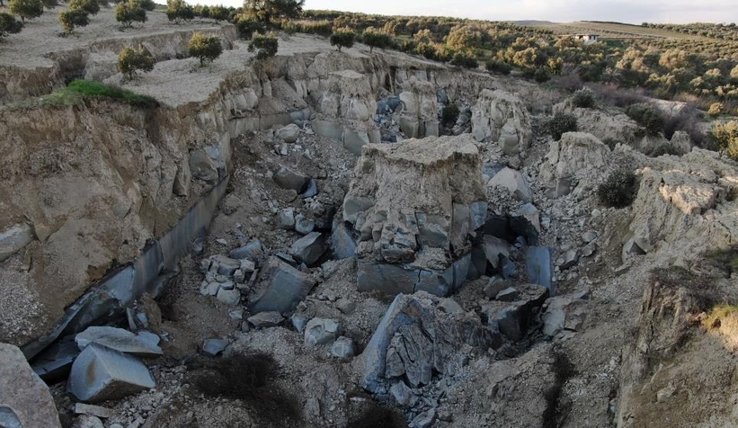 Deprem sonrası dev yarık oluştu