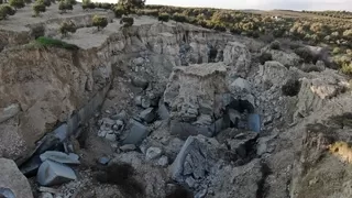 Deprem sonrası dev yarık oluştu