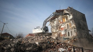 Depremde ağır hasar alan 5 bina yıkıldı