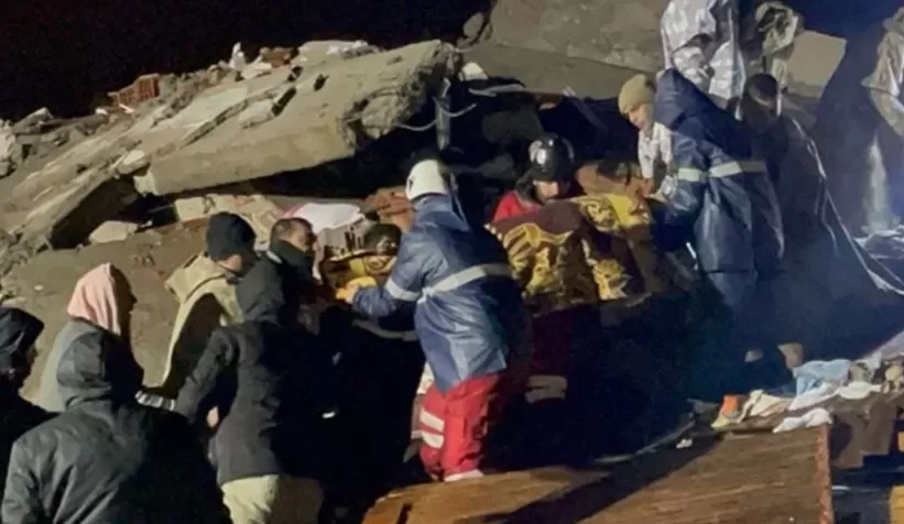 Depremde enkaz altındakileri arayıp dalga geçen kansızlar yakalandı