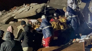 Depremde enkaz altındakileri arayıp dalga geçen kansızlar yakalandı