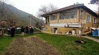 Depremde hasar alan ev tahliye edildi