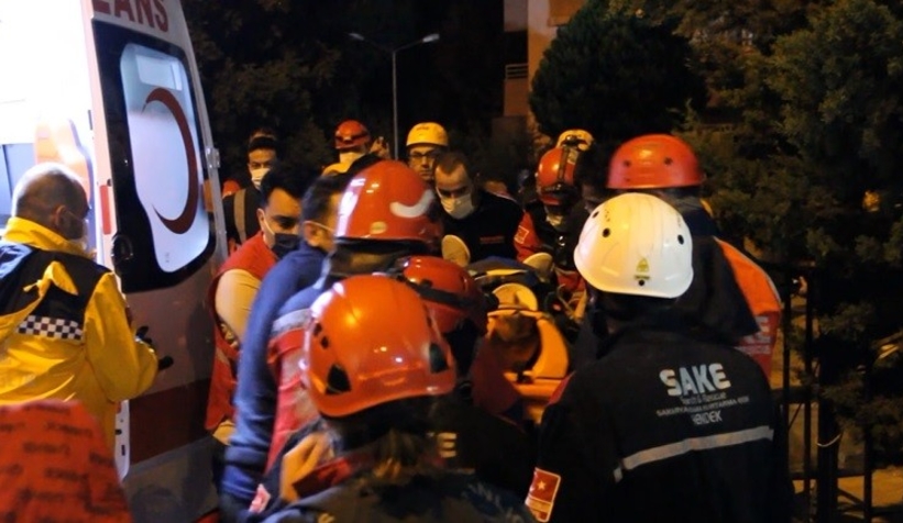 Depremden 15 saat sonra enkazdan kurtarıldı