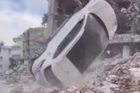 Depremi az hasarla atlatan otomobili kepçeci yok etti