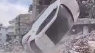 Depremi az hasarla atlatan otomobili kepçeci yok etti