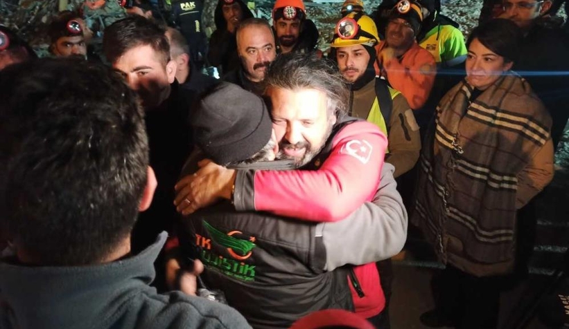 Depremin 12. gününde enkazdan ekipleri alkışlayarak çıktı