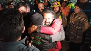 Depremin 12. gününde enkazdan ekipleri alkışlayarak çıktı