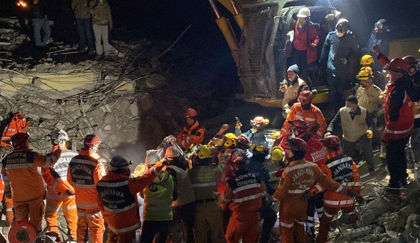 Depremin 183. saatinde bir kişi enkazdan sağ çıkarıldı