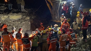 Depremin 183. saatinde bir kişi enkazdan sağ çıkarıldı