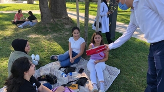 Depreminin yıl dönümünde deprem çantası dağıttılar