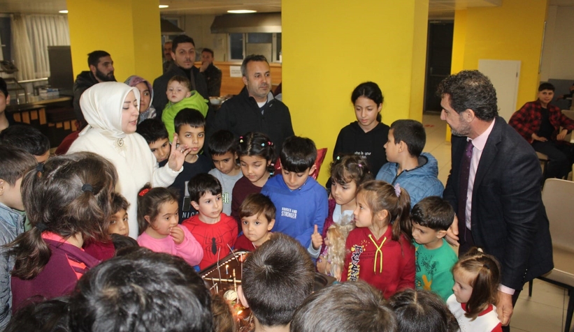 Depremzede ailelerin doğum günleri kutlandı, pasta kesildi