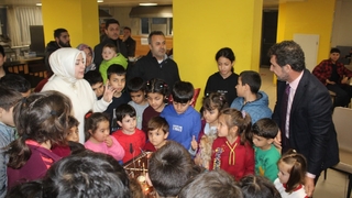 Depremzede ailelerin doğum günleri kutlandı, pasta kesildi