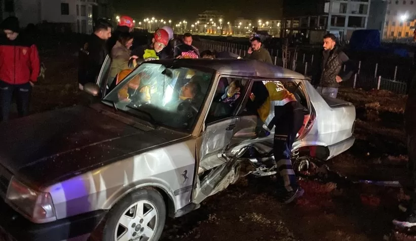 Depremzede çift kazada yaralandı