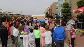 Depremzede çocuklar 23 Nisan etkinliğinde eğlendi