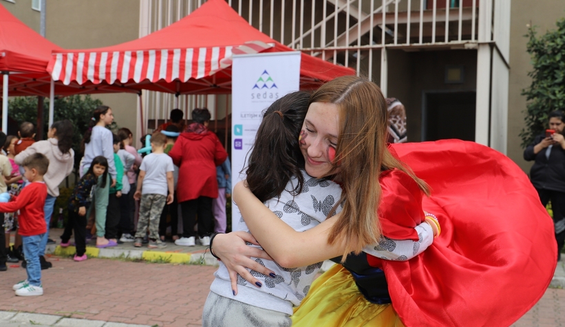 Depremzede çocuklar 23 Nisan etkinliğinde eğlendi