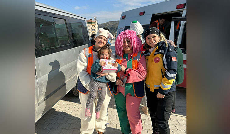 depremzede çocuklara çeşitli oyuncaklar hediye etti 