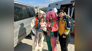 depremzede çocuklara çeşitli oyuncaklar hediye etti 