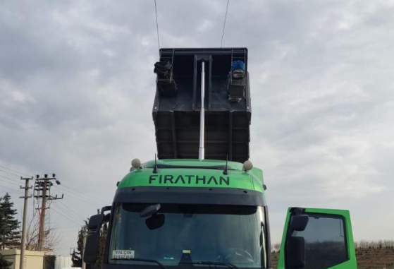 Damper yüksek gerilim hattına değdi, sürücü akıma kapıldı