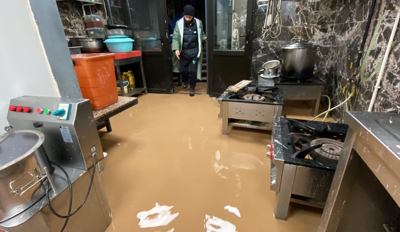 Dere taşınca sokakları ve işyerlerini su bastı