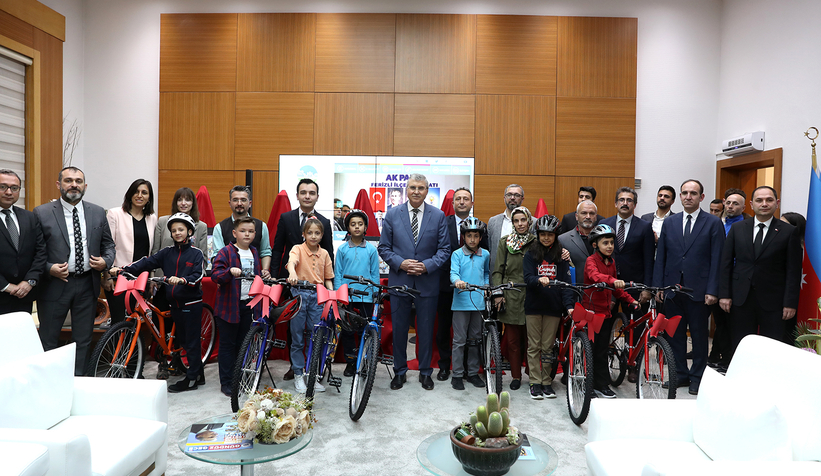 Dereceye giren öğrenciler ödüllerini Başkan Yüce’den aldı