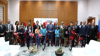 Dereceye giren öğrenciler ödüllerini Başkan Yüce’den aldı