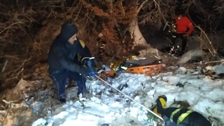 Derede can pazarı Karda kayan kamyonet dereye uçtu: 6 yaralı