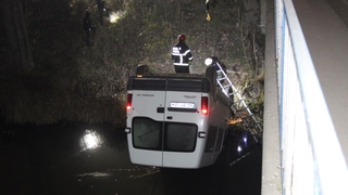 Dereye uçan minibüsü mahsur kaldı