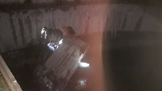 Dereye uçan otomobilde can pazarı