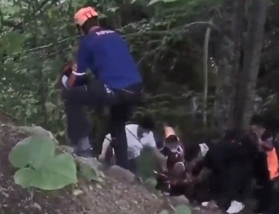 Dereye yuvarlandı, kurtarmak için zamanla yarıştılar