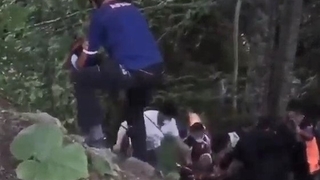 Dereye yuvarlandı, kurtarmak için zamanla yarıştılar