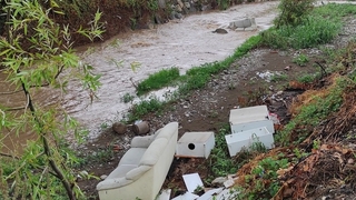 Dereyi çöplüğe çevirdiler