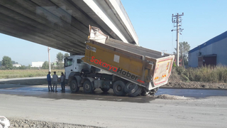 Damperi açık ilerleyen kamyon köprüye çarptı