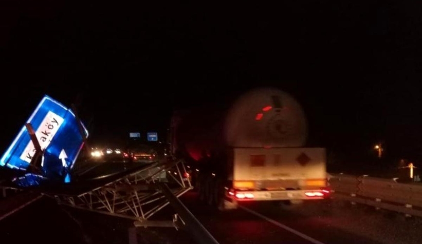 Damperi açıldı, yön levhasını devirdi