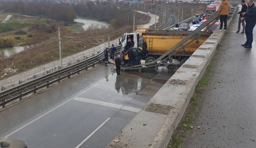 Damperli kamyon yola düştü; Faciadan dönüldü