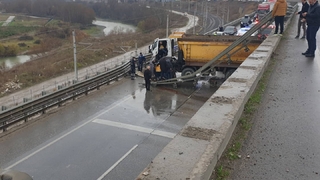Damperli kamyon yola düştü; Faciadan dönüldü