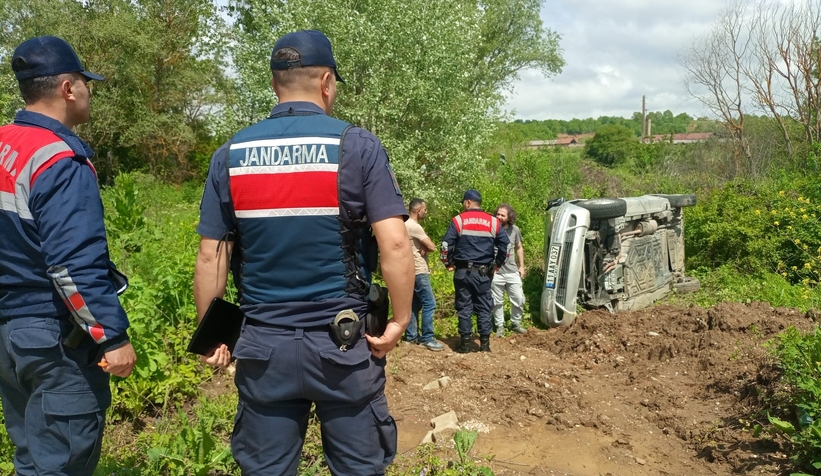Devrilen araçtaki köy ekmekleri yol kenarına saçıldı