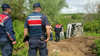 Devrilen araçtaki köy ekmekleri yol kenarına saçıldı
