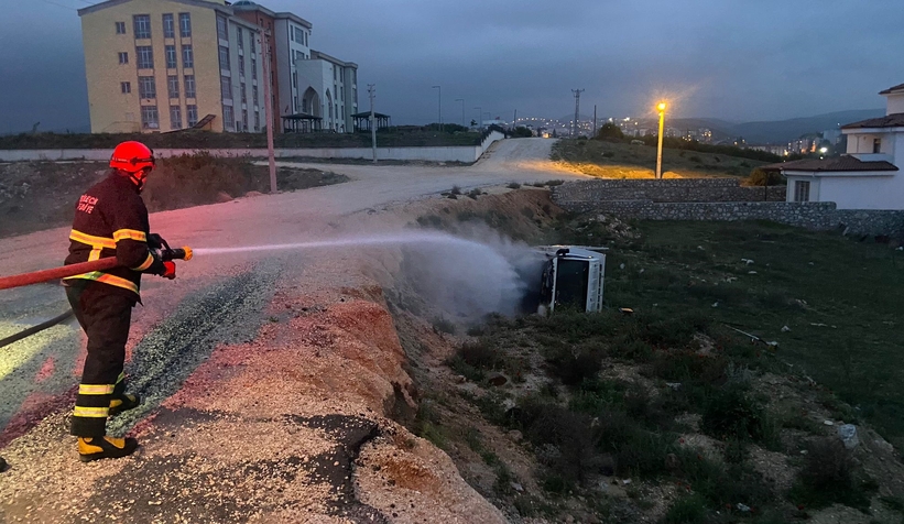 Devrilen kamyonet alev aldı