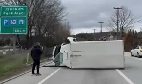 Devrilen kamyonetteki 2 kişi yaralandı