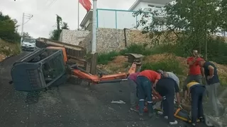 Devrilen kepçenin operatörü yaralandı