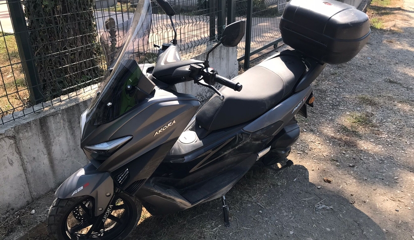 Devrilen motosikletteki 3 kişi yaralandı