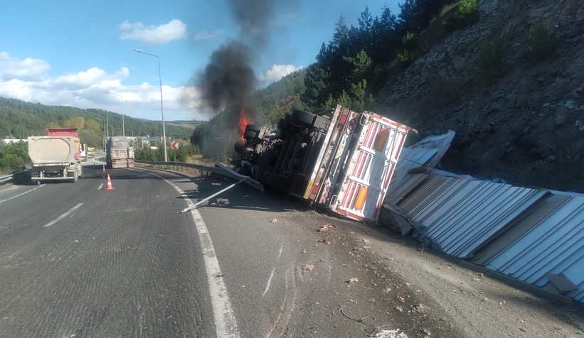 Devrilen sunta yüklü tır alev aldı