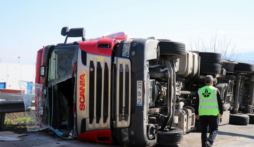 Devrilen tır TEM bağlantı yolunu trafiğe kapattı