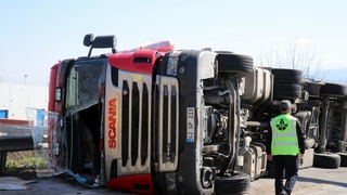 Devrilen tır TEM bağlantı yolunu trafiğe kapattı