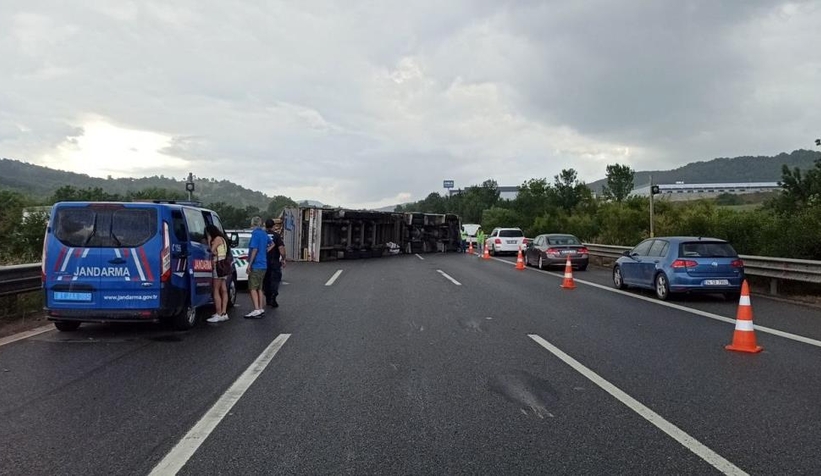 Devrilen tır TEM'i kapadı